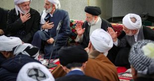 الرئيس الإيراني يحضر صلاة جماعة لعلماء السنة والشيعة